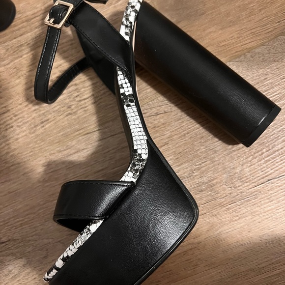 Black and snakeskin Platform Heels - Picture 4 of 5